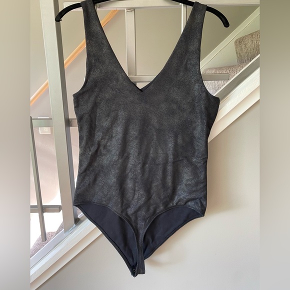 L Abercrombie Black Patterned Bodysuit - Never Worn - Picture 2 of 2